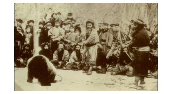 熊の霊送り　Ainu. Originates from Mr Ludvig Munsterhjelm’s expedition to Sachalin (Sakhalin) 1914(National Museum of Denmark)