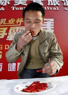 唐辛子を食べる男